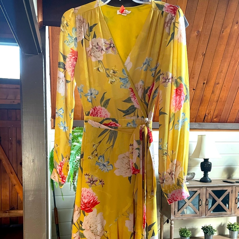 Beautiful Yumi Kim yellow floral dress.